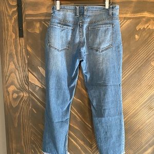 Cropped frayed jeans